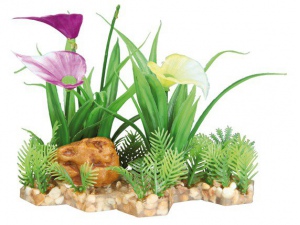 Plastová akvarijní rostlina s květy